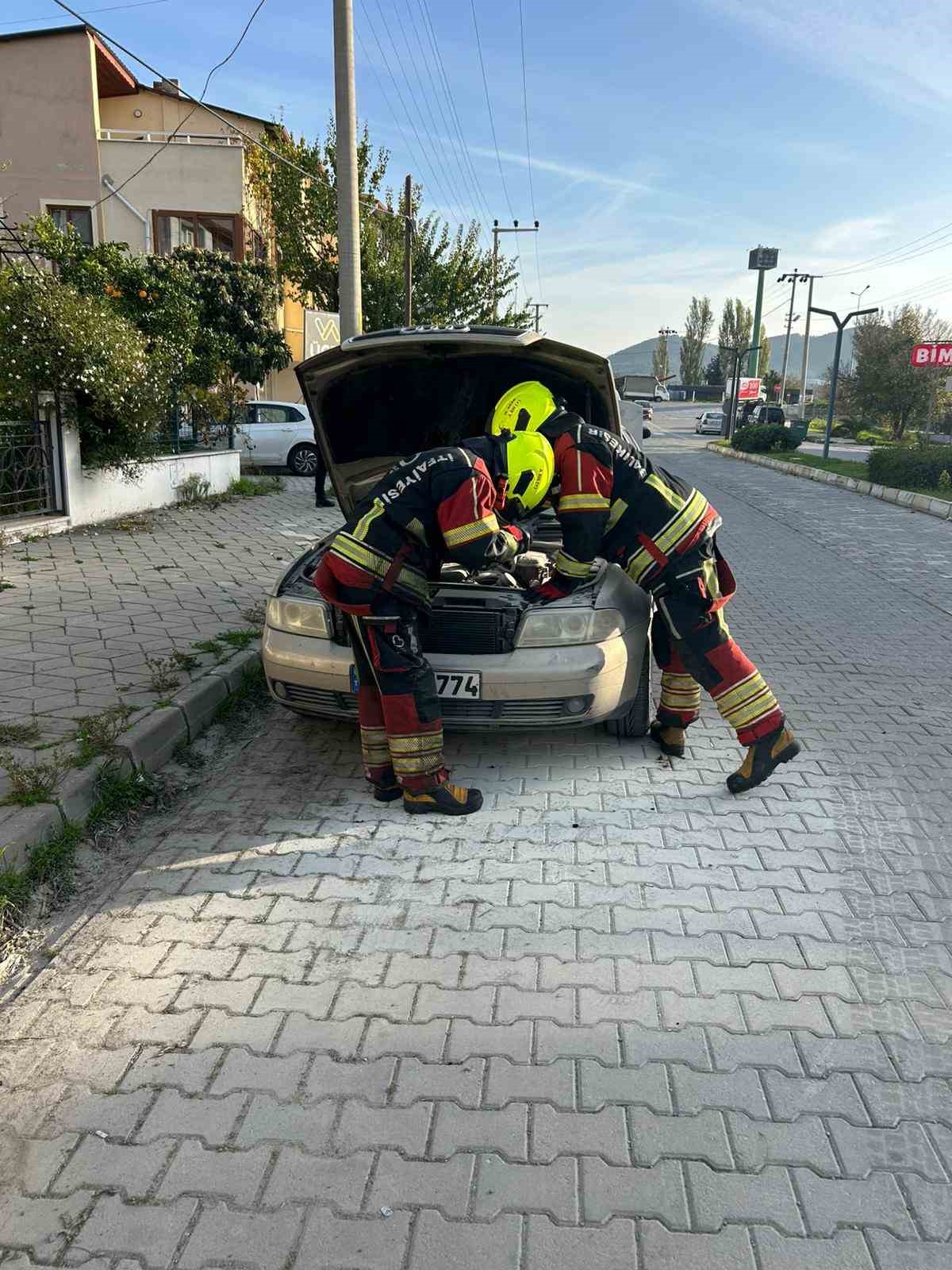 burhaniyede seyir halindeki otomobilde yangin 1 zdiTK62P