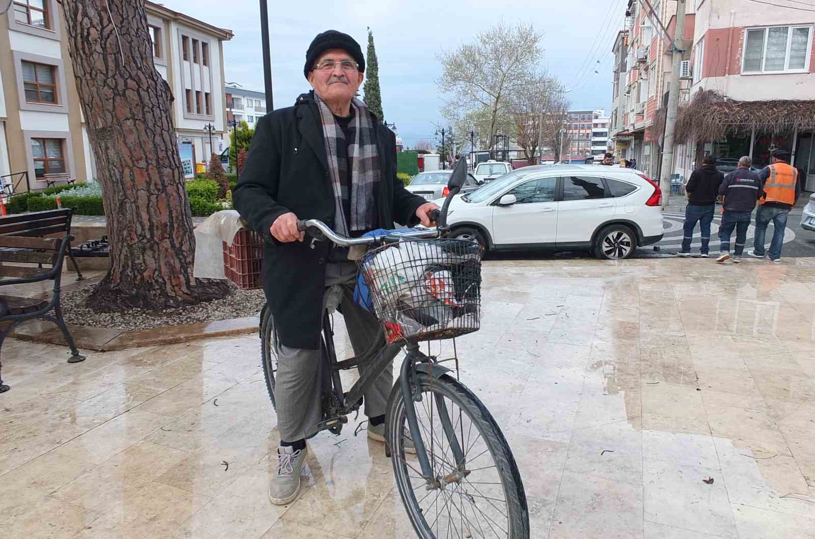 burhaniyede yasli adam her yere bisikletle gidiyor 0 hr3lXPV3
