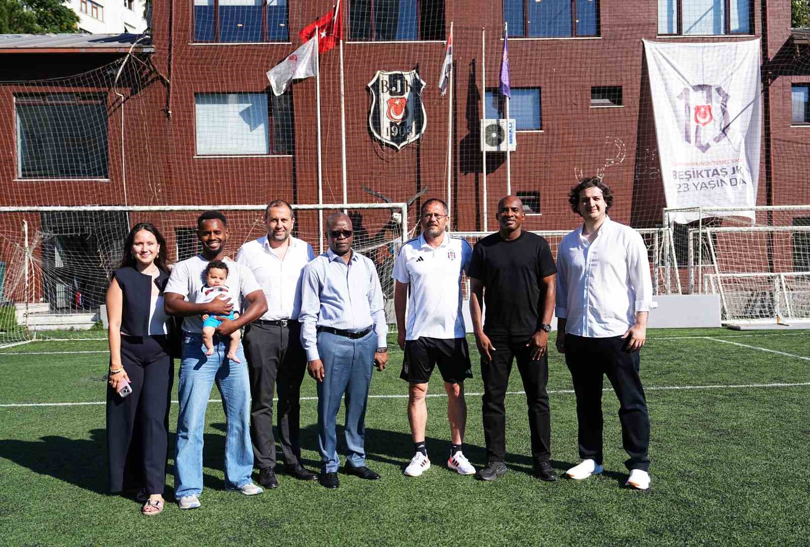 Burkina Faso Büyükelçisi Vinta Some ile Spor Büyükelçisi Charles Kabore’den Beşiktaş’a ziyaret 6 burkina faso buyukelcisi vinta some ile spor buyukelcisi charles kaboreden besiktasa ziyaret 2 Nqk9ZVbE