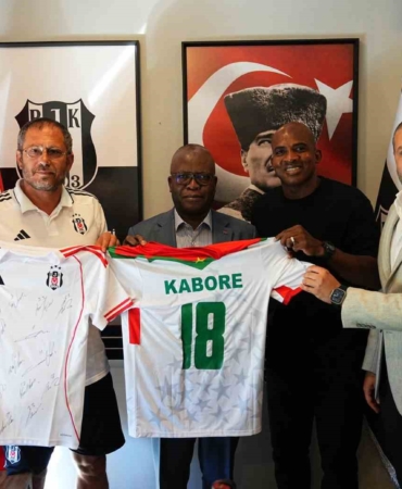 burkina-faso-buyukelcisi-vinta-some-ile-spor-buyukelcisi-charles-kaboreden-besiktasa-ziyaret-S2xfVOK7.jpg