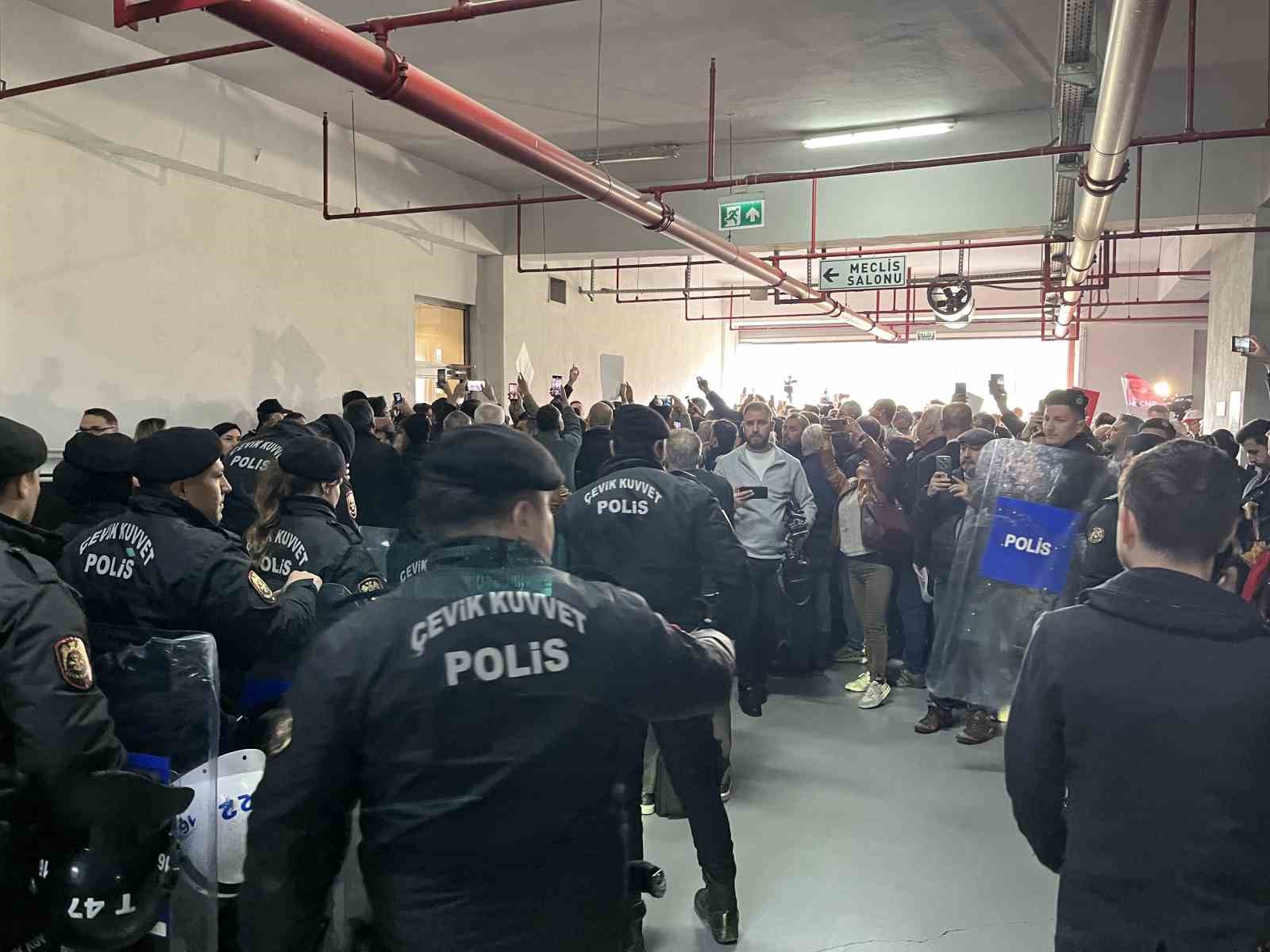 bursa buyuksehir belediye meclisindeki secim oncesi gerginlik yasandi 3 MpGGwr9W