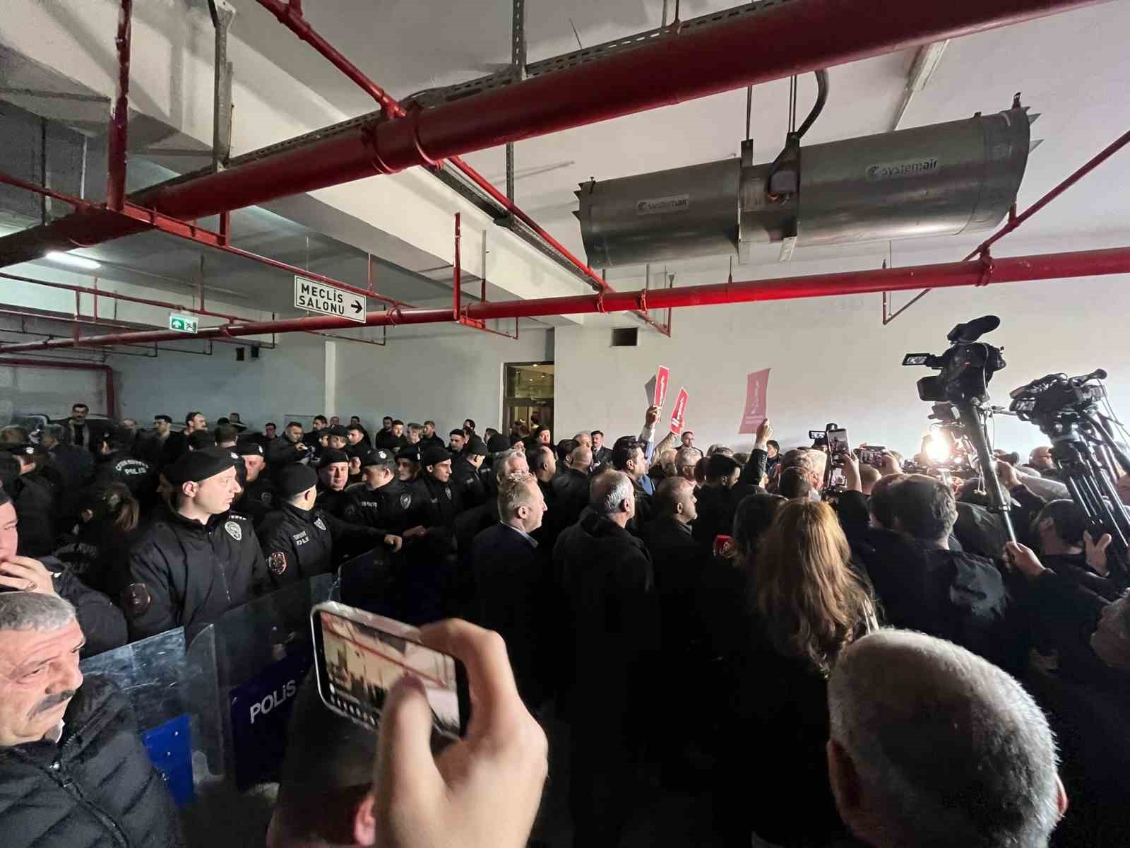 bursa buyuksehir belediye meclisindeki secim oncesi gerginlik yasandi 8