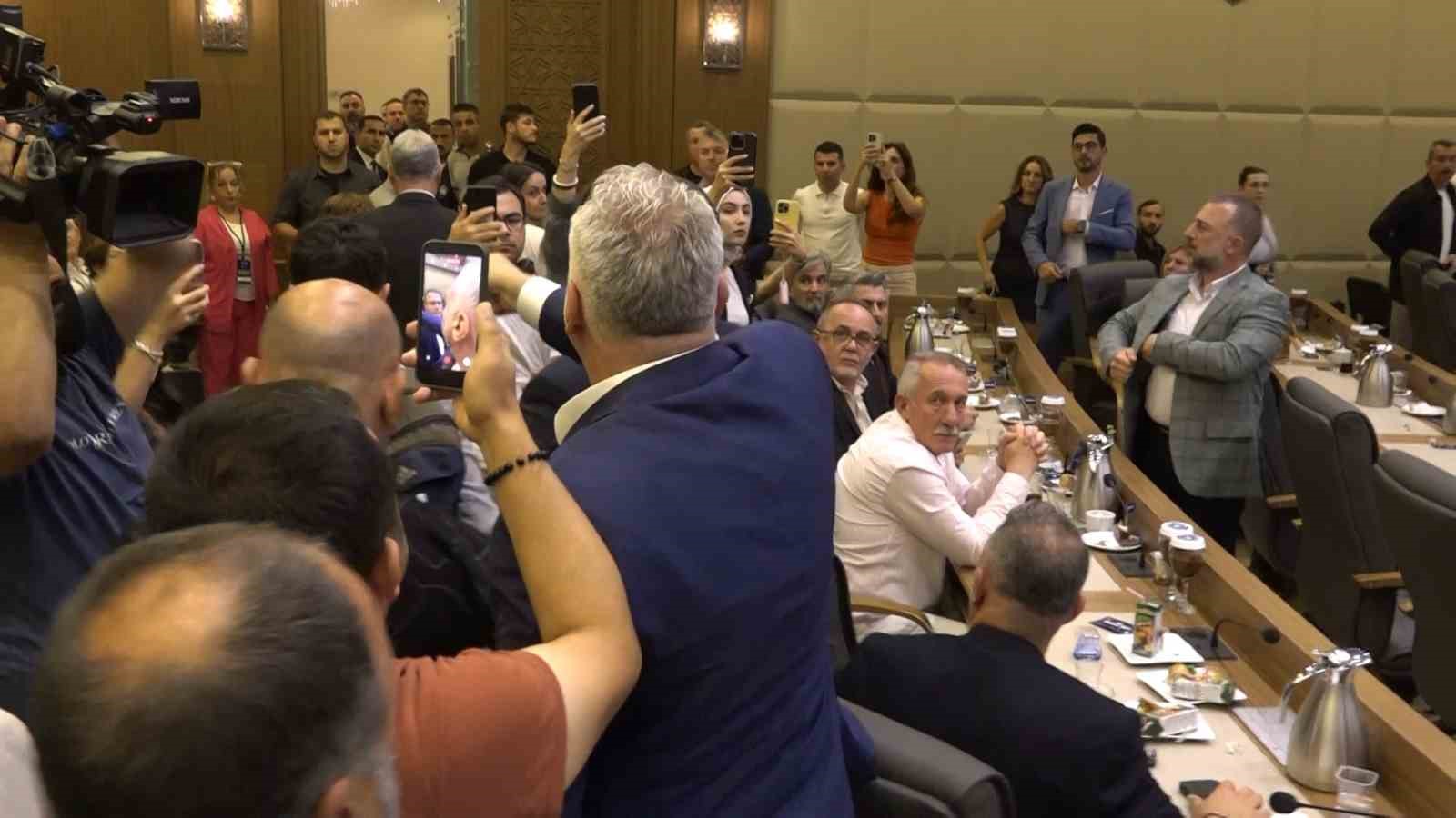 Bursa Büyükşehir Meclisi’nde tansiyon yükseldi 6 bursa buyuksehir meclisinde tansiyon yukseldi 2 CwJdUsTR