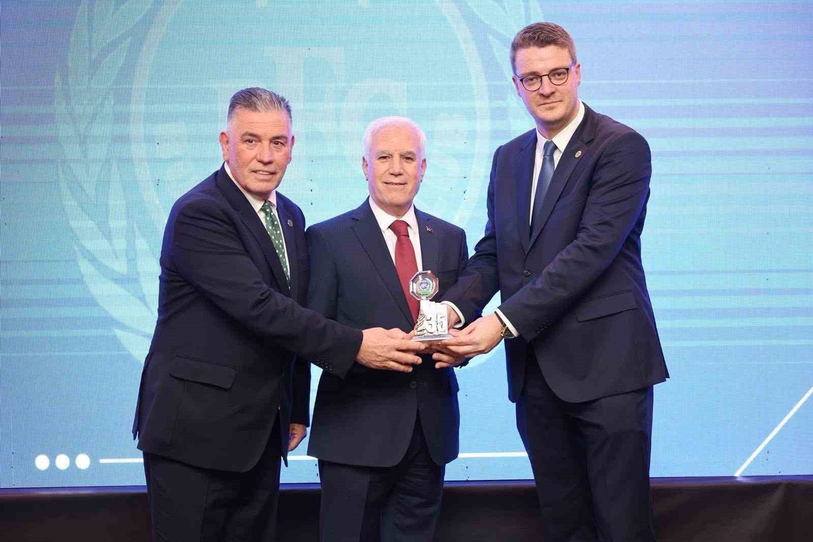 bursa fan clupte bayrak degisimi 8 7ykBL7IM