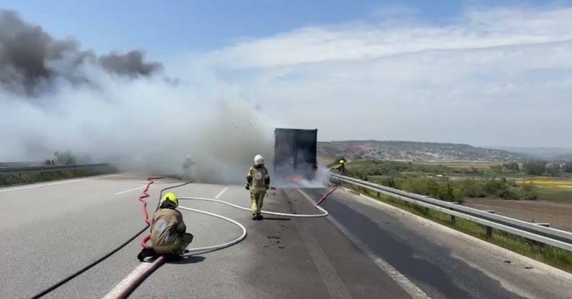 bursa giselerde yanan tir kule dondu 0 XulJTbnw