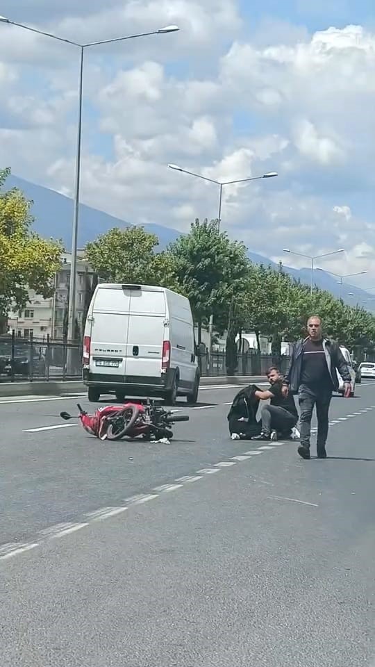 bursa inegolde otomobil motorsiklete carpti2 yarali 5 8G5J248h