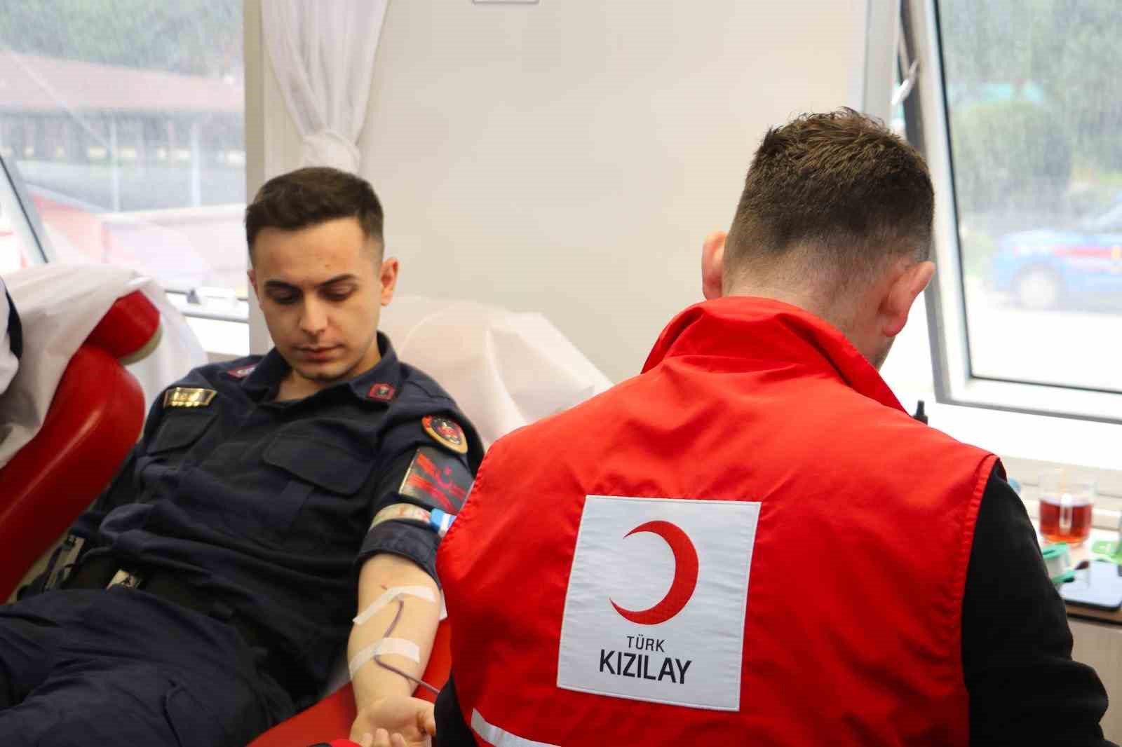 bursa jandarmasindan kizilaya anlamli katki 2 V69CukeW