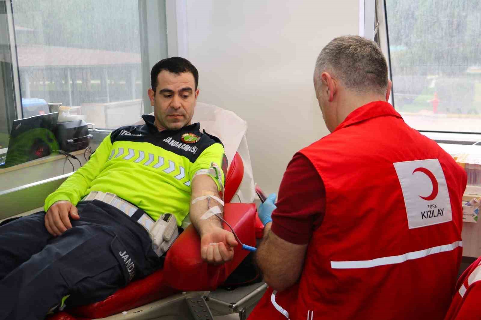 bursa jandarmasindan kizilaya anlamli katki 3 kj8GHzJ3
