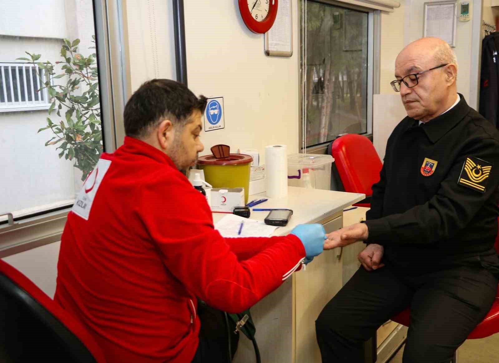 bursa jandarmasindan kizilaya anlamli katki 4 6gL16ekf