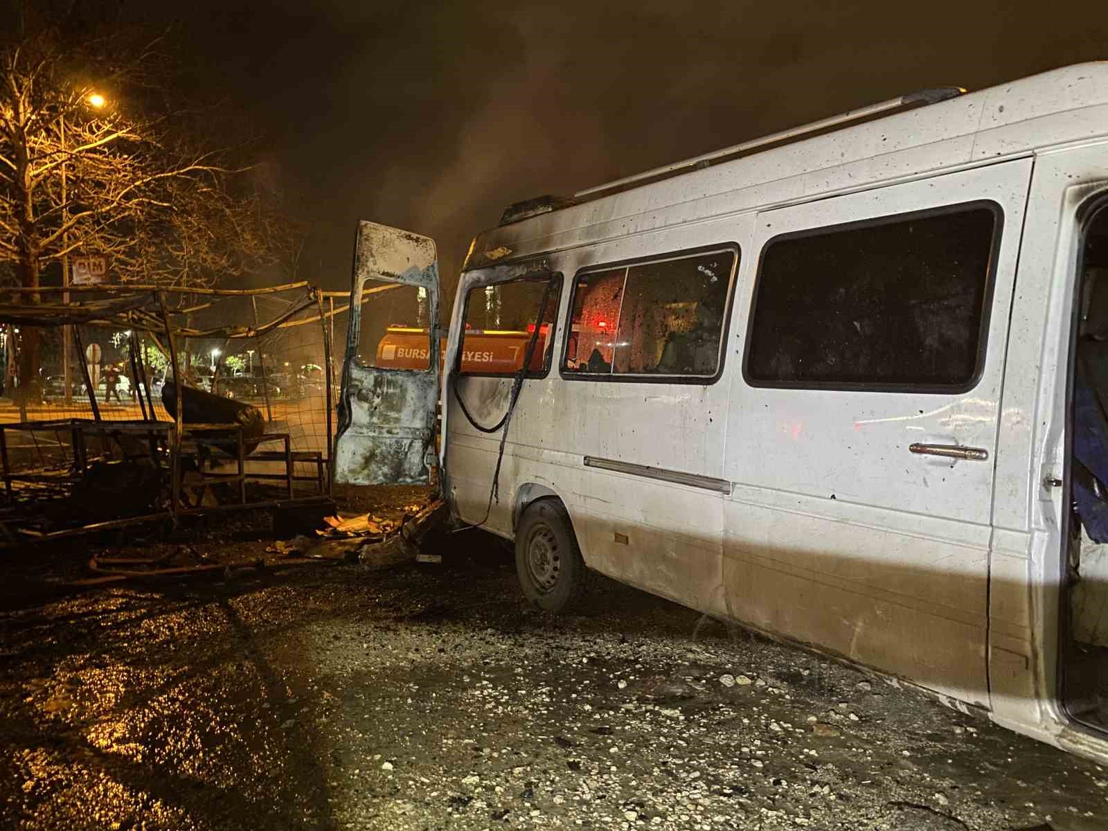 bursa korkutan yangin baraka ve minibus alev topuna dondu 0 OkX79H2R