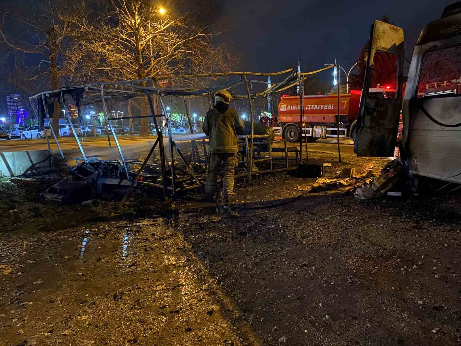 bursa korkutan yangin baraka ve minibus alev topuna dondu 3 K2NB8Apt