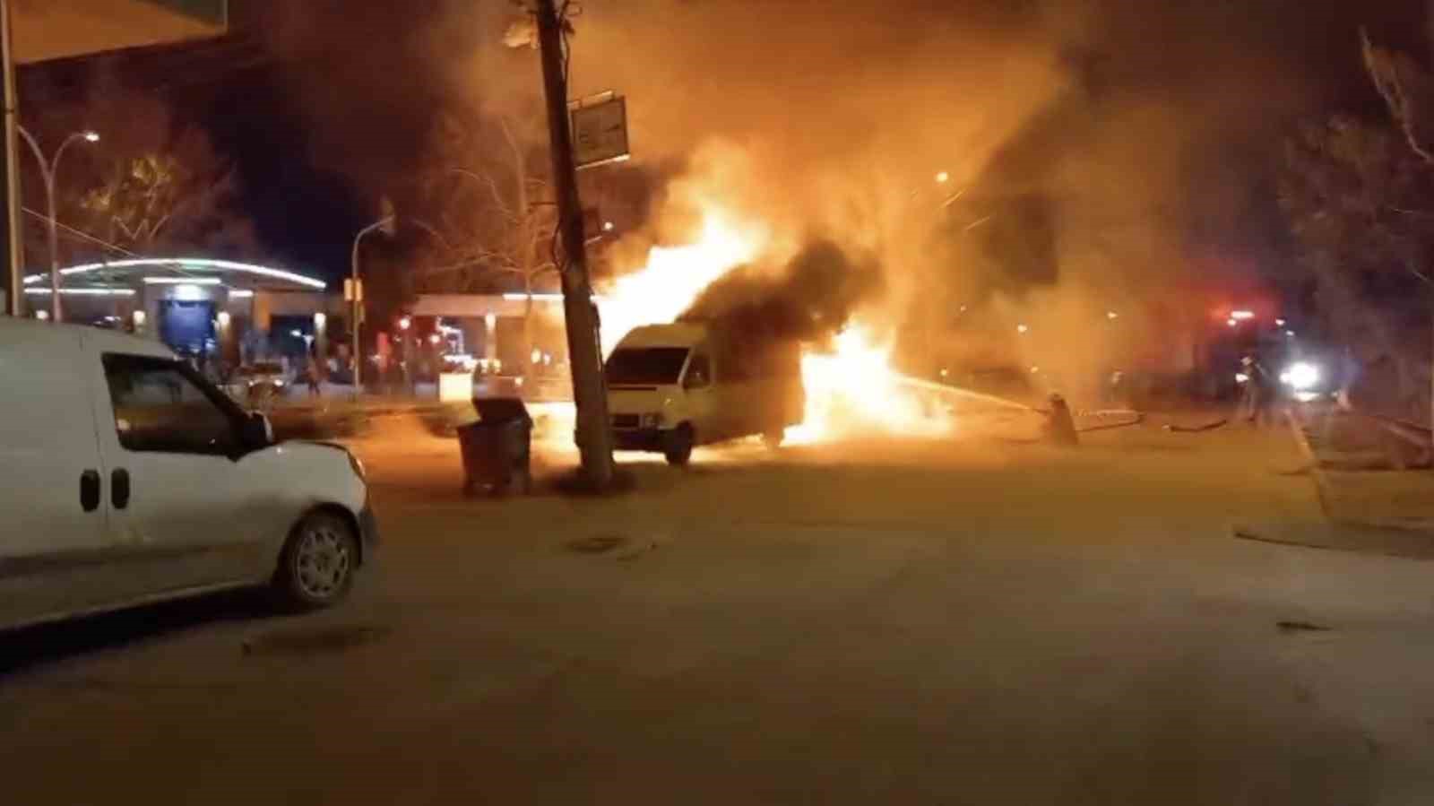bursa korkutan yangin baraka ve minibus alev topuna dondu 4 riBflSGs