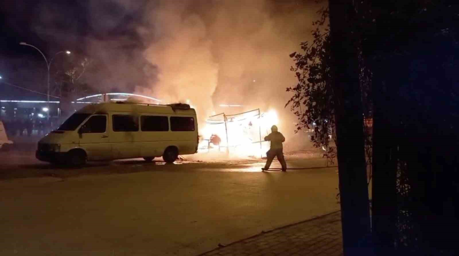bursa korkutan yangin baraka ve minibus alev topuna dondu 5