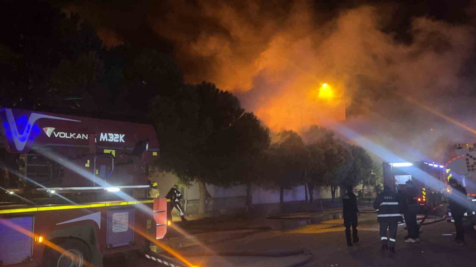 bursa minarelicavus osbde kimyasal kaplama fabrikasinda yangin cikti olay yerine sevk edilen ekiplerin yangina aUlvSSdC