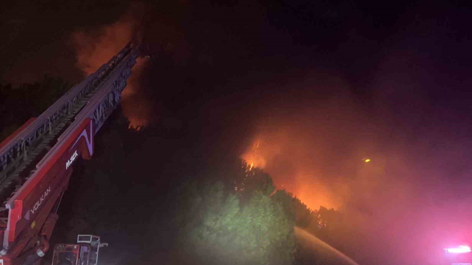 bursa minarelicavus osbde kimyasal kaplama fabrikasinda yangin cikti olay yerine sevk edilen ekiplerin yangina slb35LUO