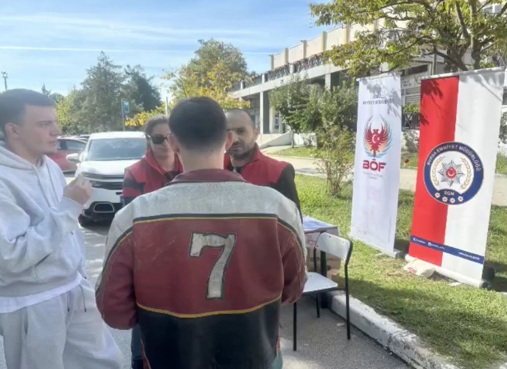 bursa polisi okul okul gezerek ogrencileri bilgilendirdi 2 XigFgFhQ