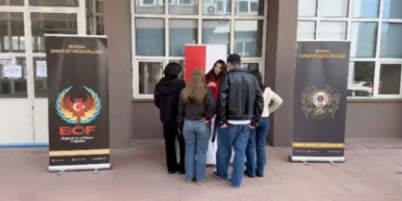 bursa-polisi-okul-okul-gezerek-ogrencileri-bilgilendirdi-lenymqjh.jpg