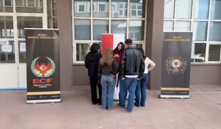 bursa-polisi-okul-okul-gezerek-ogrencileri-bilgilendirdi-lenymqjh.jpg