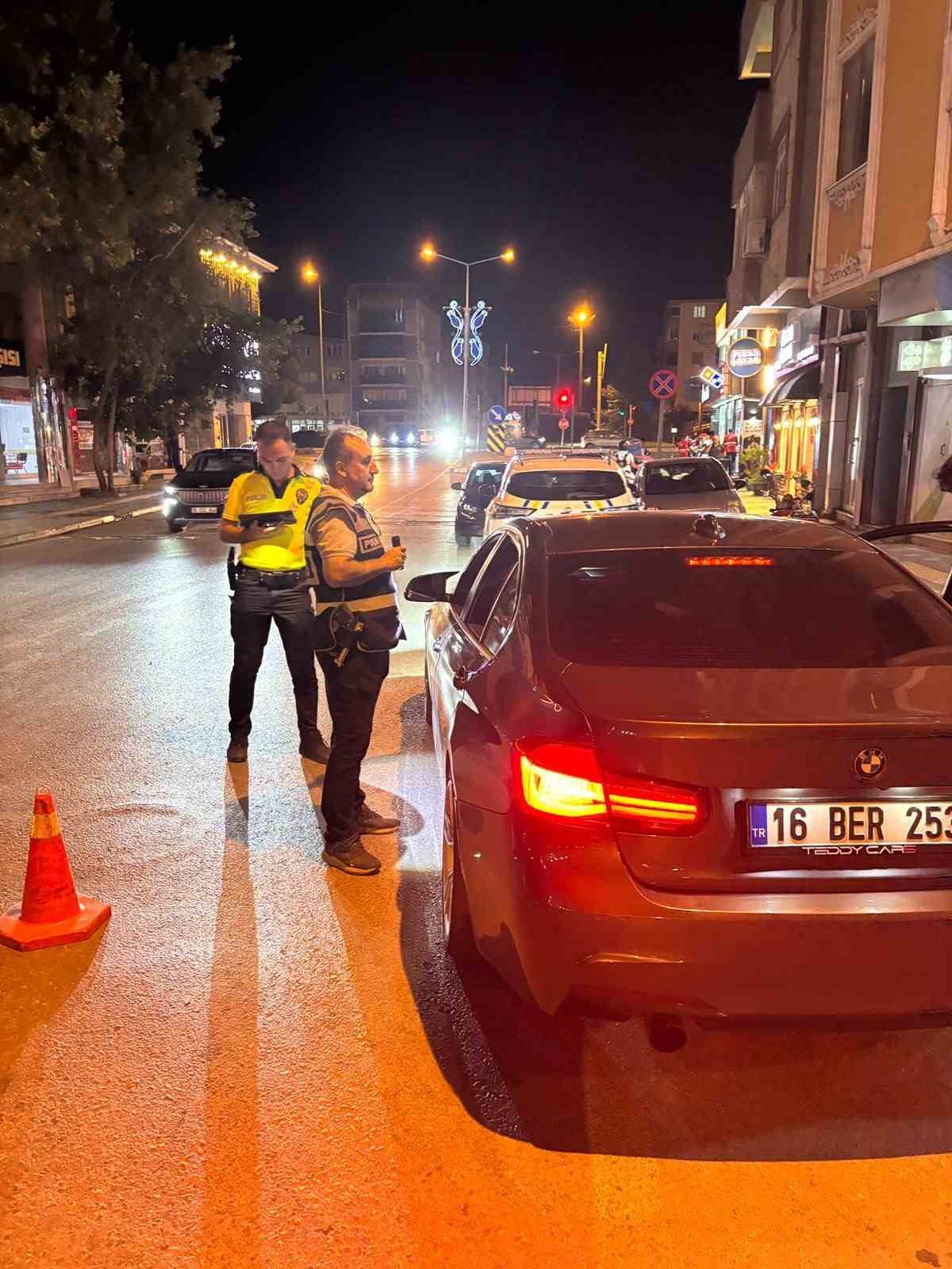 bursa polisinden huzur uygulamasi 1 kisi yakalandi 24 surucuye ceza yazildi 0 EAEfjkqd