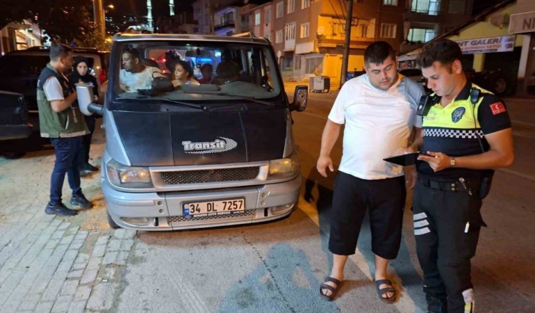 bursa-polisinden-huzur-uygulamasi-1-kisi-yakalandi-24-surucuye-ceza-yazildi-KMhaj5W4.jpg