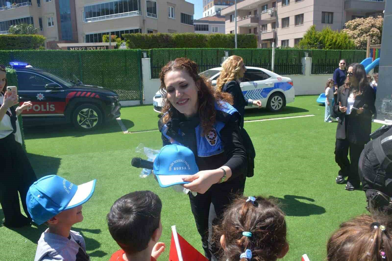 bursa polisinden miniklere anlamli ziyaret 0 6ssdNZcb