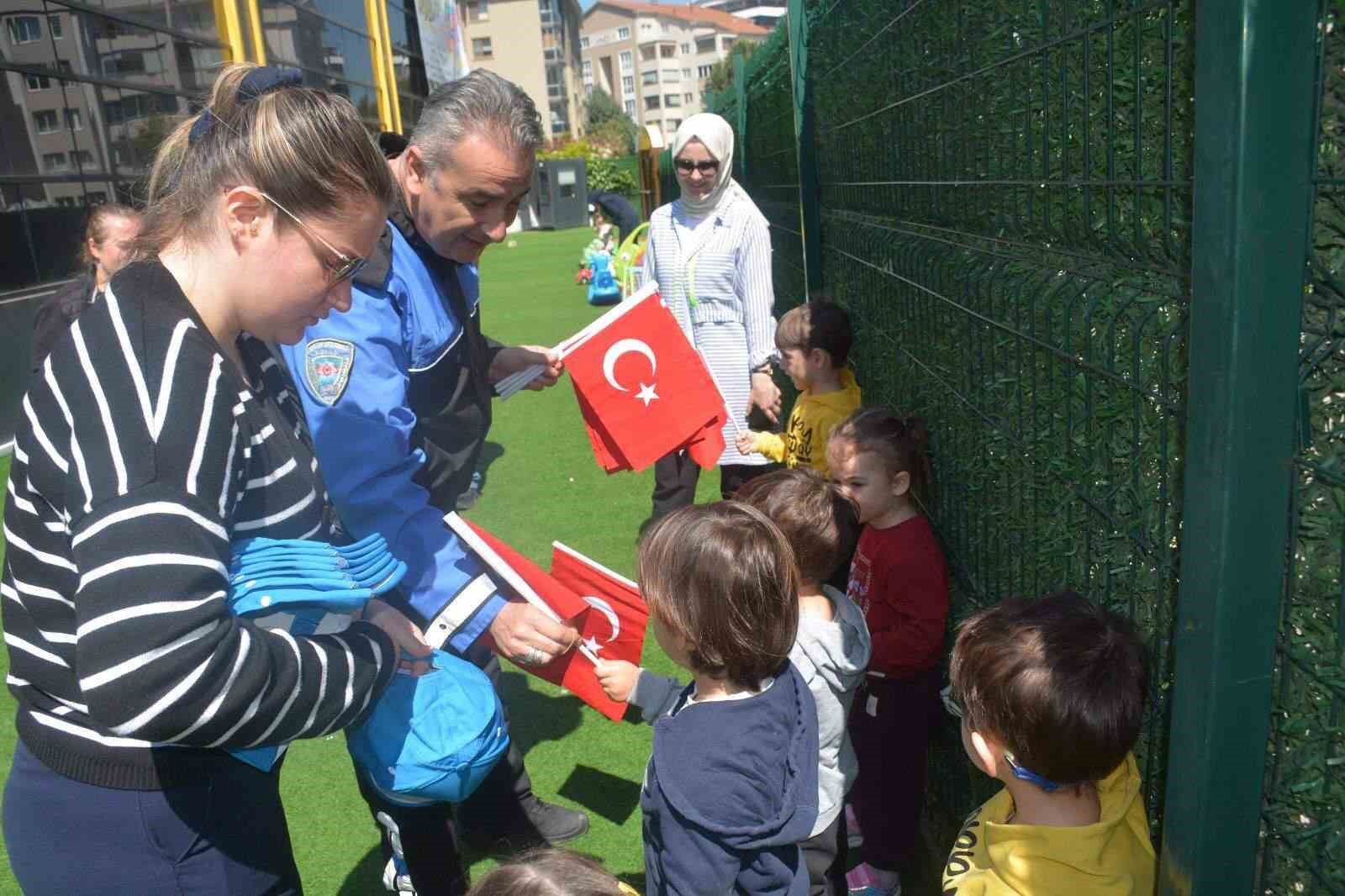 bursa polisinden miniklere anlamli ziyaret 1 ByyQtGfS