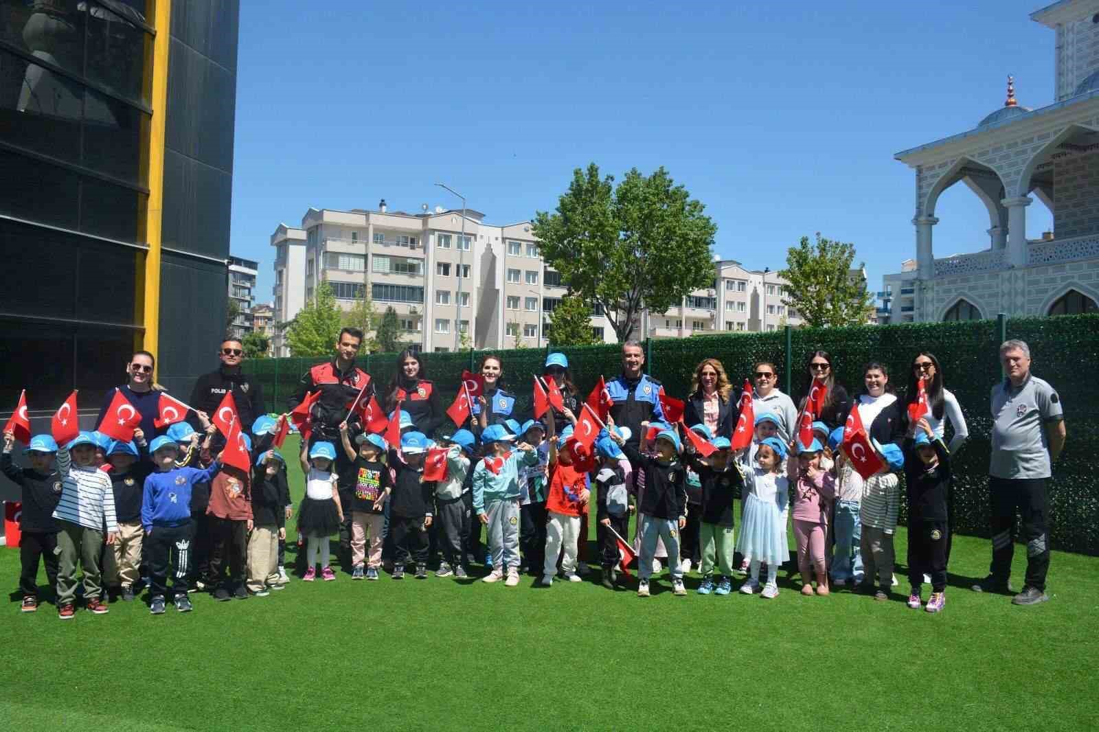 bursa polisinden miniklere anlamli ziyaret 3 F3BJXbIc