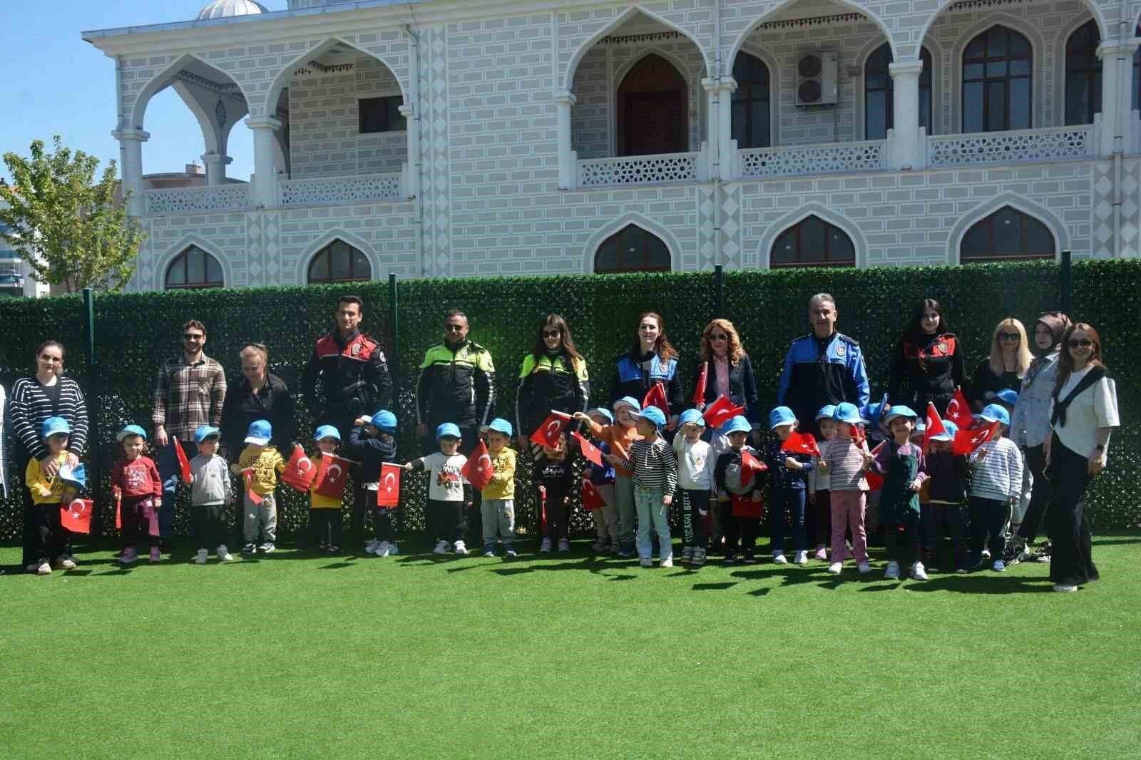 bursa polisinden miniklere anlamli ziyaret 4