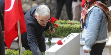 bursa-protokolunden-pinarbasi-sehitligine-anlamli-ziyaret-mVAT24Ey.jpg