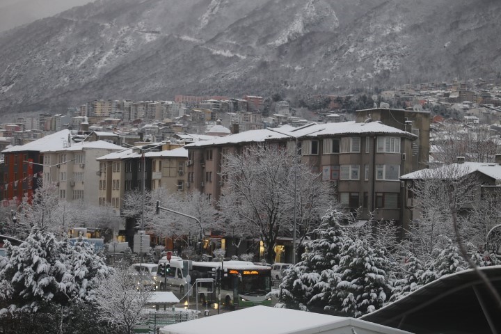 bursa sabaha beyaz ortuyle uyandiulasimda aksamalar yasandi 0 GppqKvuF