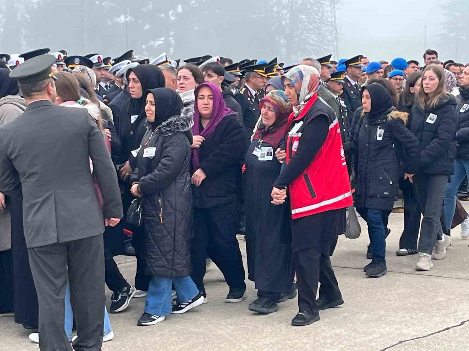 bursa sehitlerine sis engelisehitleri tasiyan ucak sisten dolayi bursayi pas gecti 10 3GHh6kPV