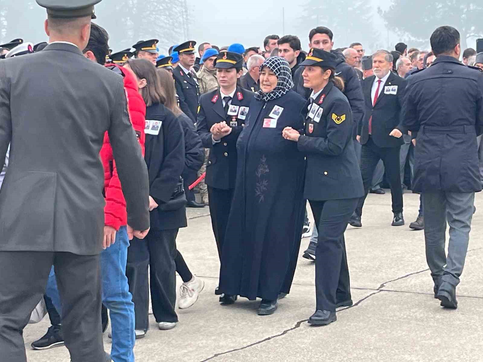 bursa sehitlerine sis engelisehitleri tasiyan ucak sisten dolayi bursayi pas gecti 11 HRQUdAHN