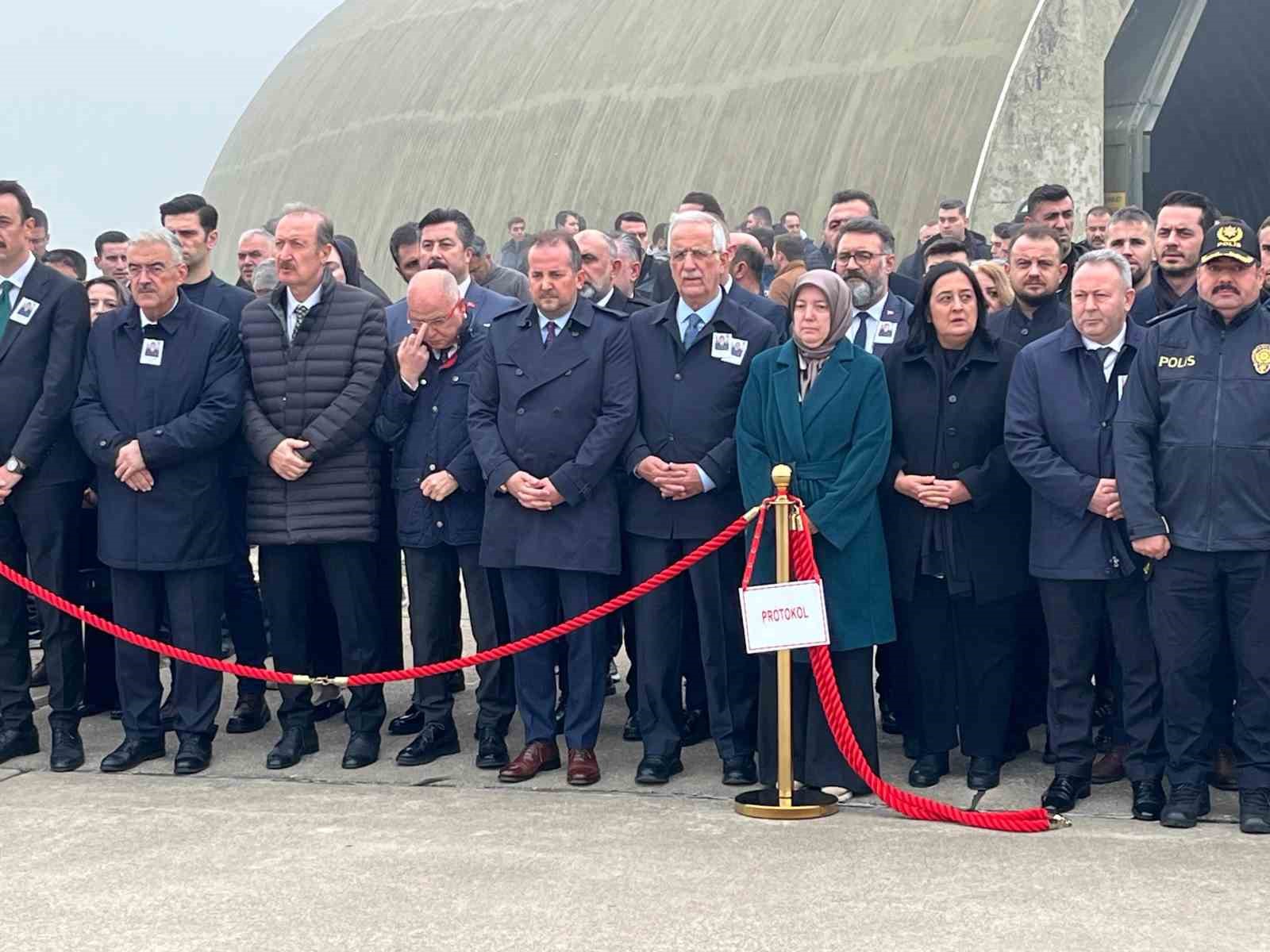bursa sehitlerine sis engelisehitleri tasiyan ucak sisten dolayi bursayi pas gecti 2 N3lP5JbI