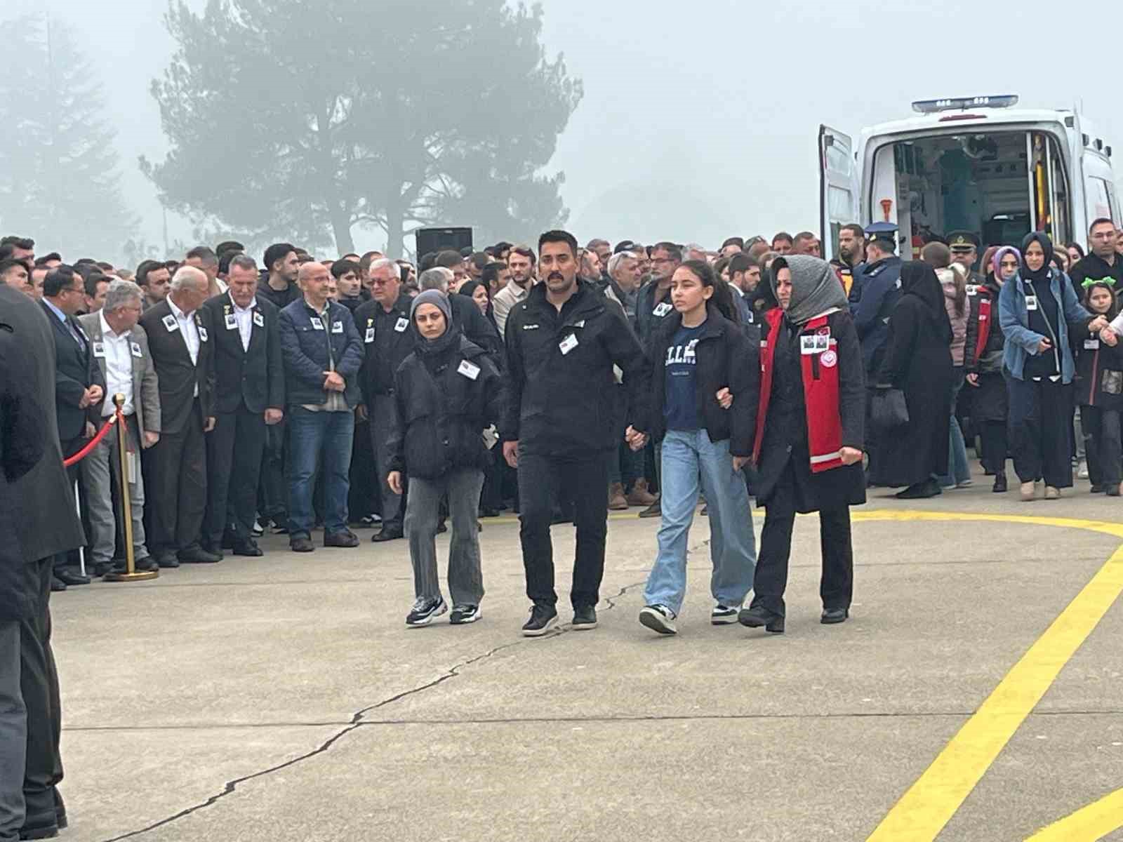 bursa sehitlerine sis engelisehitleri tasiyan ucak sisten dolayi bursayi pas gecti 6