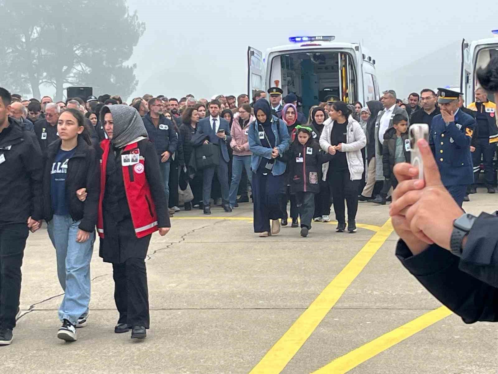 bursa sehitlerine sis engelisehitleri tasiyan ucak sisten dolayi bursayi pas gecti 7 MW34Owee