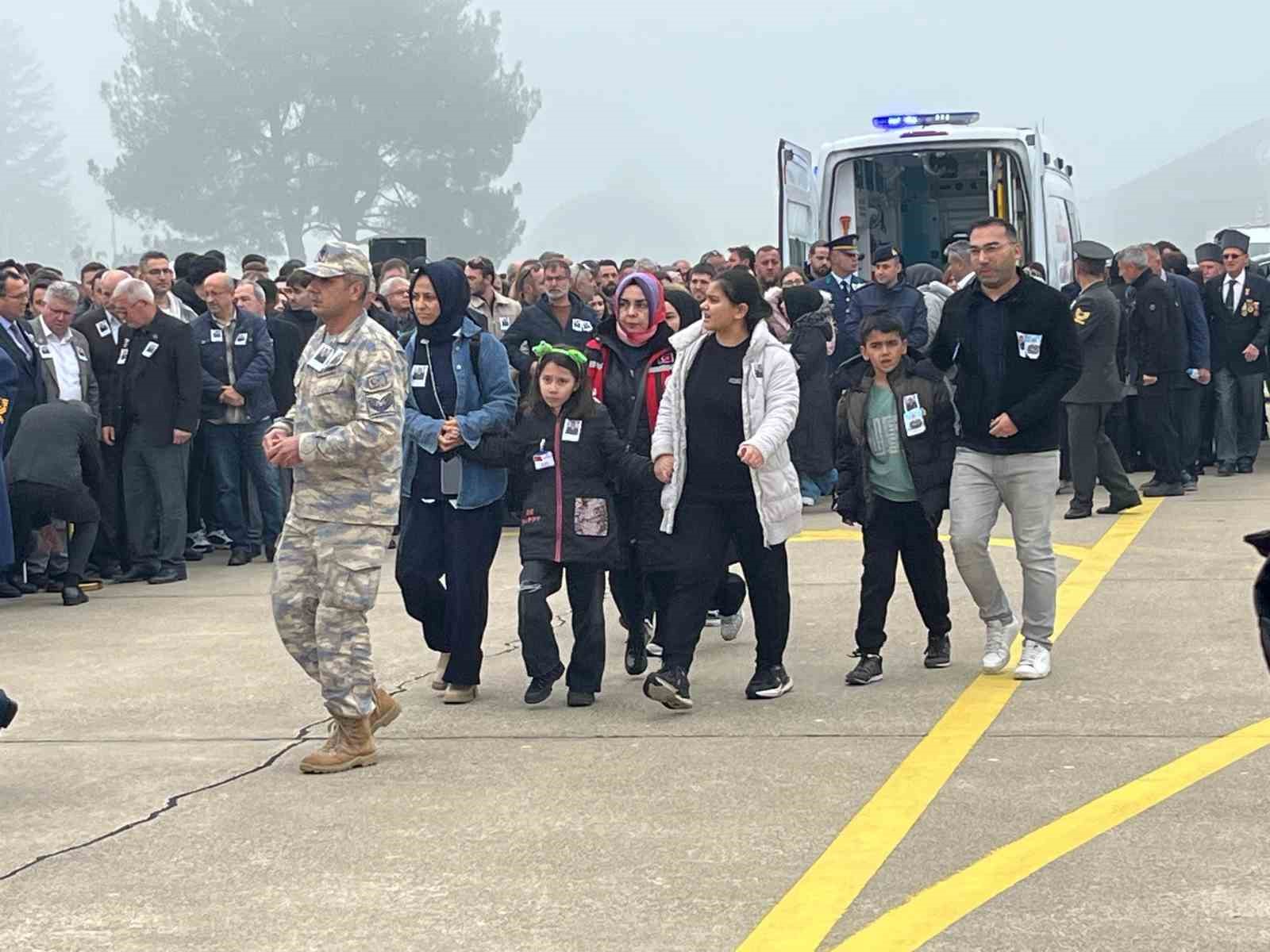 bursa sehitlerine sis engelisehitleri tasiyan ucak sisten dolayi bursayi pas gecti 8 7QT7HvwI