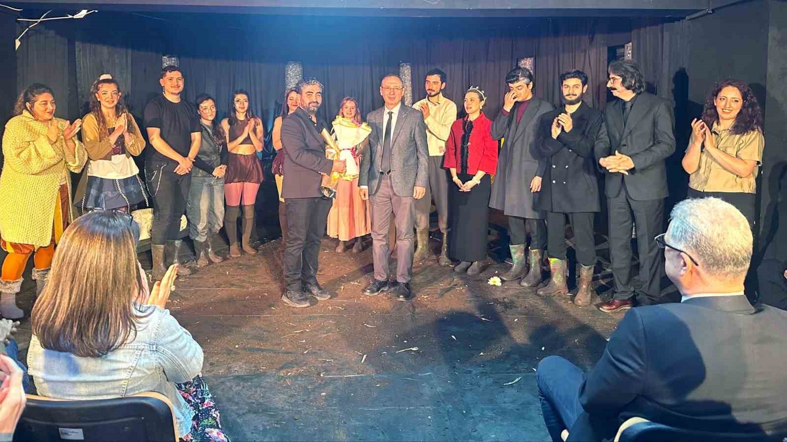 bursa uludag universitesi guzel sanatlar fakultesinde tiyatro gunu 1