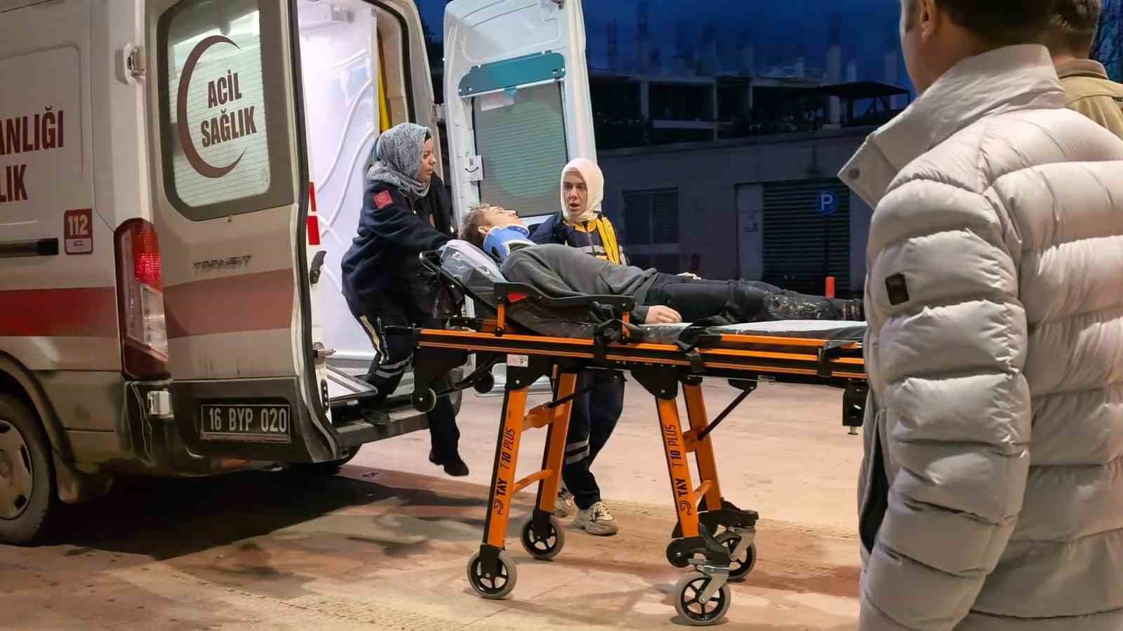 bursada 14 yasindaki ehliyetsiz surucu park halindeki araclara carpti 4 gencin durumu kritik 0 F8GVQF2e