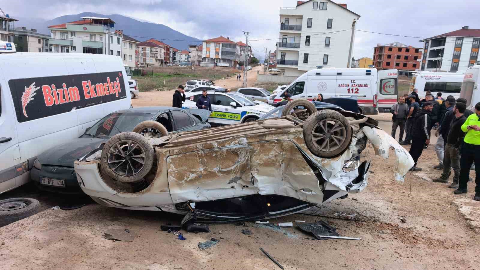 bursada 14 yasindaki ehliyetsiz surucu park halindeki araclara carpti 4 gencin durumu kritik 1 S4IPlFb4