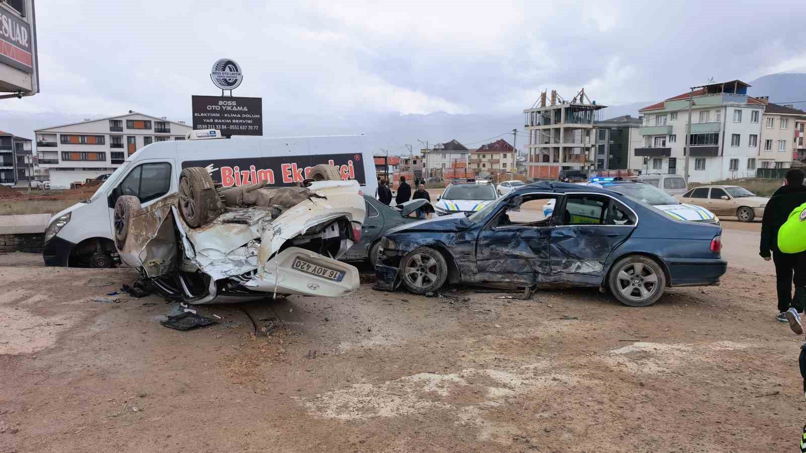 bursada 14 yasindaki ehliyetsiz surucu park halindeki araclara carpti 4 gencin durumu kritik 2 7XinT1TV