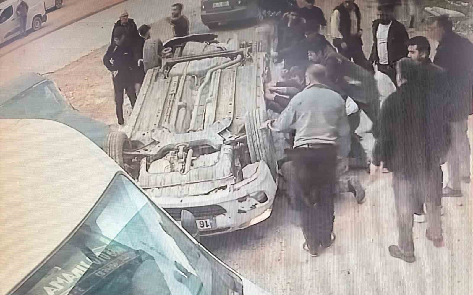 bursada 14 yasindaki ehliyetsiz surucu park halindeki araclara carpti 4 gencin durumu kritik 3 pn8Ef9qS