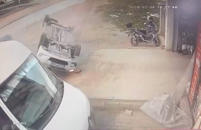 bursada 14 yasindaki ehliyetsiz surucu park halindeki araclara carpti 4 gencin durumu kritik 4 iNh5LMnf