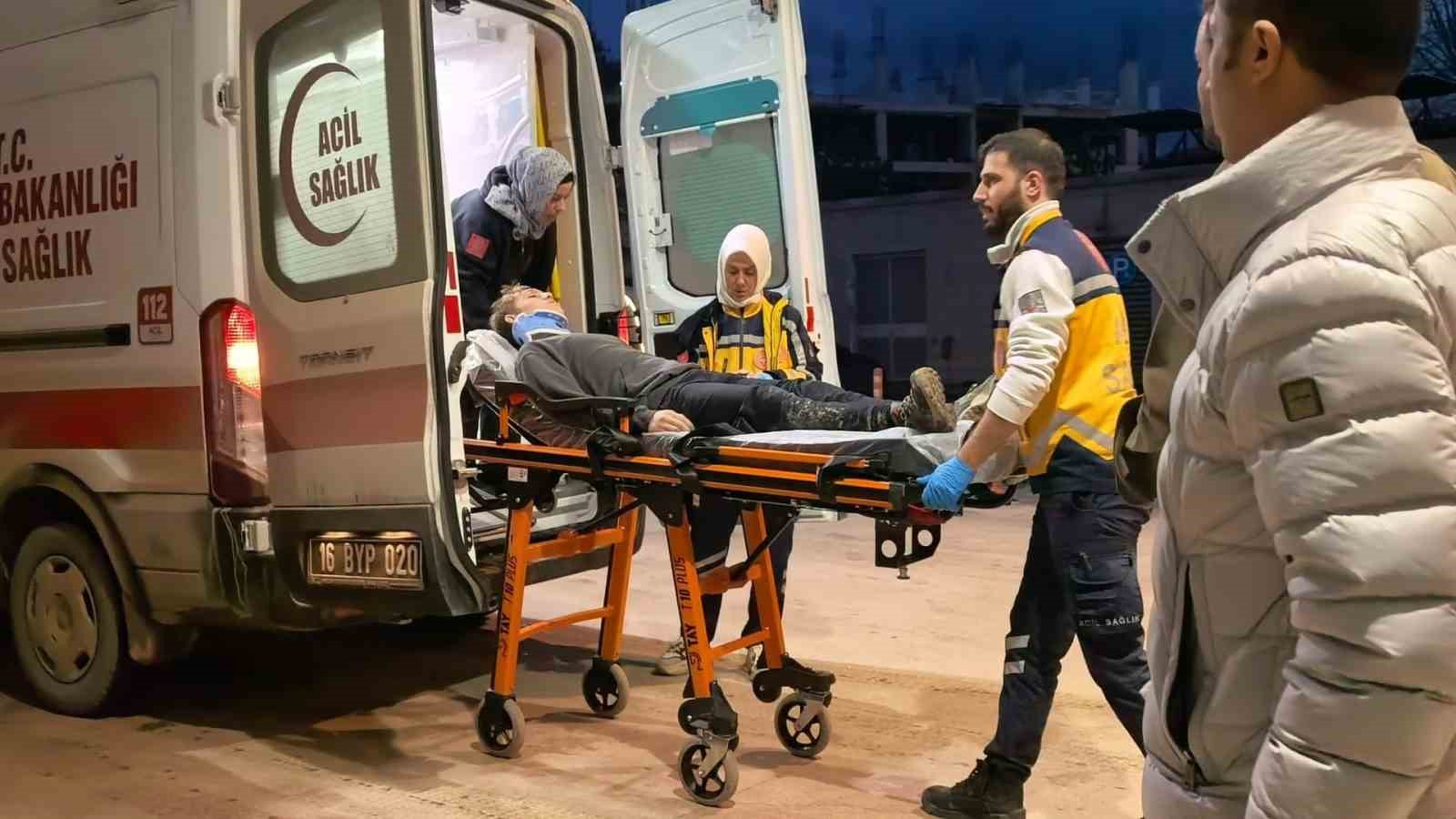 bursada 14 yasindaki ehliyetsiz surucu park halindeki araclara carpti 4 gencin durumu kritik 5