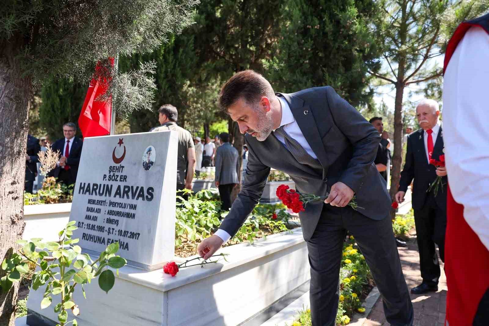 Bursa’da 15 Temmuz programı şehitleri anarak başladı 6 bursada 15 temmuz programi sehitleri anarak basladi 2 UHWiN31K
