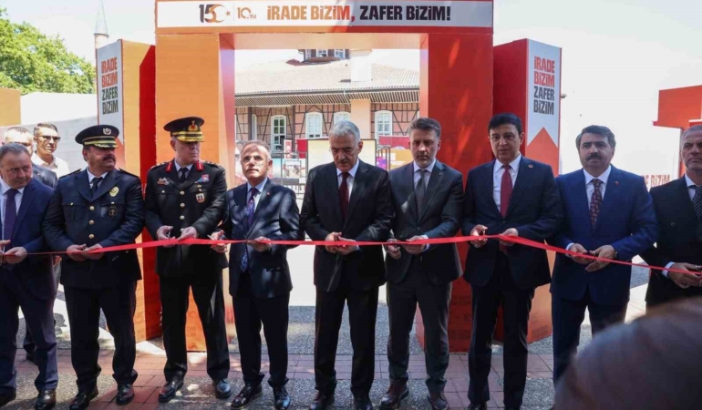 bursada-15-temmuz-programi-sehitleri-anarak-basladi-xDCPmcIO.jpg