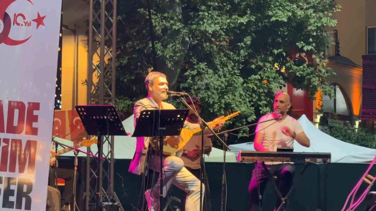bursada 15 temmuz programi ugur isilak konseriyle son buldu 1 FDtHXAXs