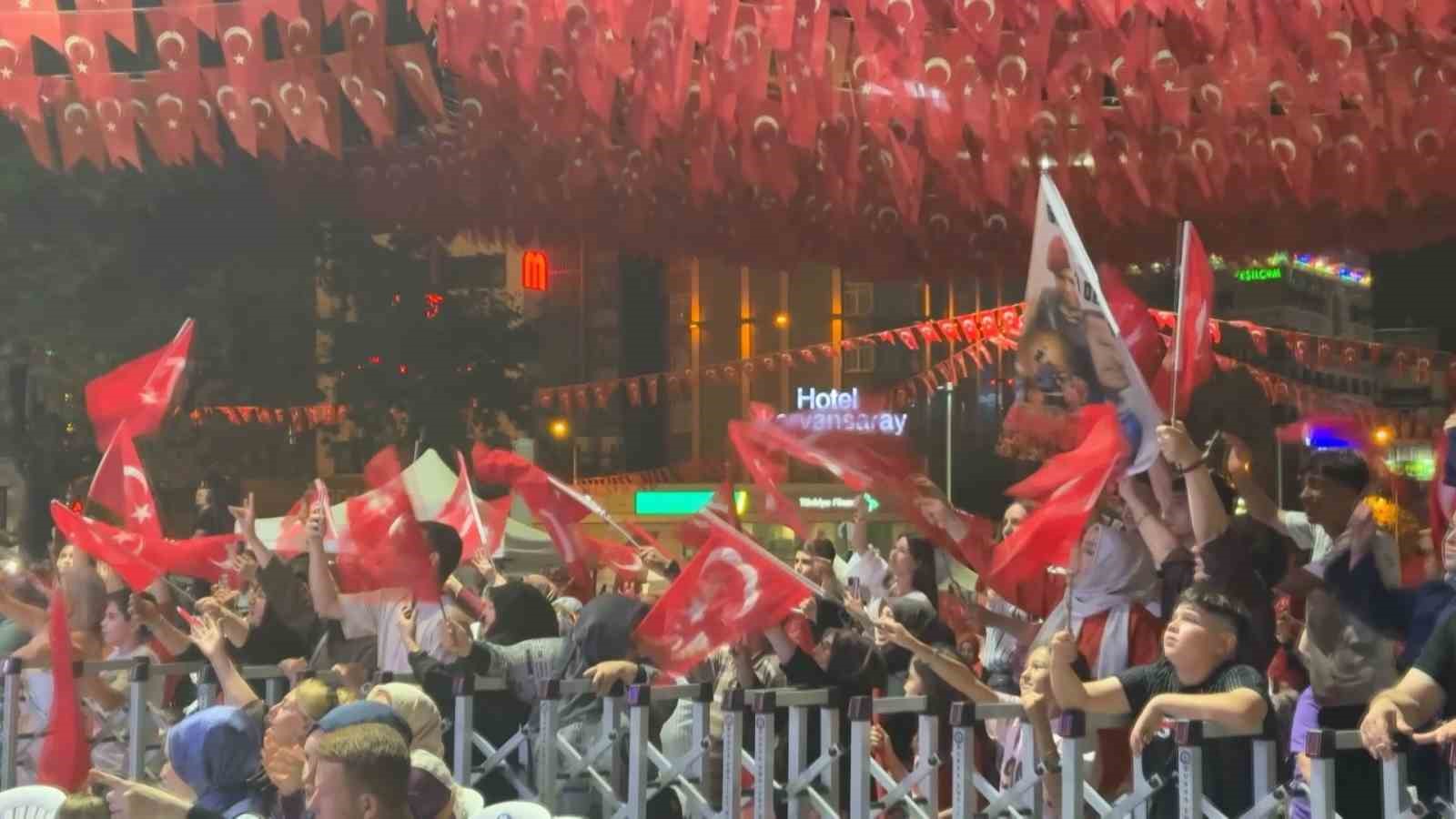 bursada 15 temmuz programi ugur isilak konseriyle son buldu 2