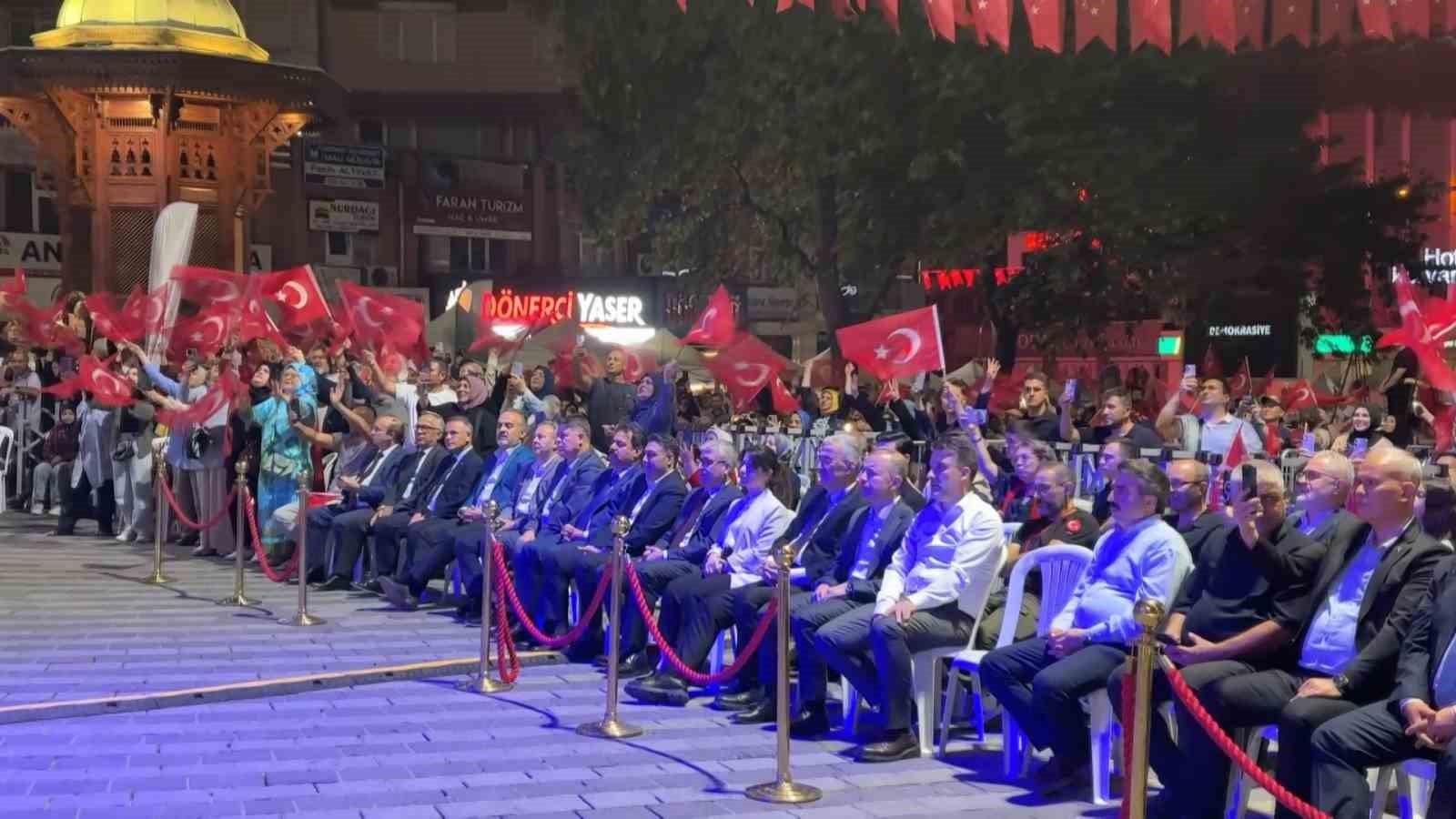 bursada 15 temmuz programi ugur isilak konseriyle son buldu 3 isAGMj6K
