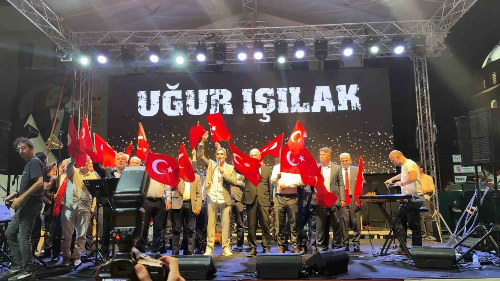 bursada 15 temmuz programi ugur isilak konseriyle son buldu 4 MDvX5zKW