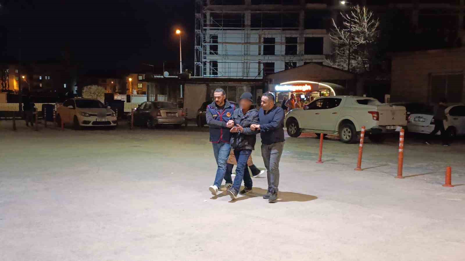 Bursa’da 15 yıl hapis cezası bulunan firari dolmuşta yakalandı 4 bursada 15 yil hapis cezasi bulunan firari dolmusta yakalandi 0 NnJmL9X8